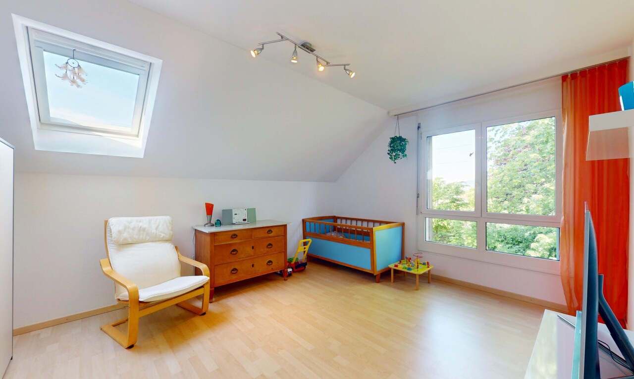 chambre avec pièce supplémentaire, cloison sèche, drywall, puits de lumière, et inside property
