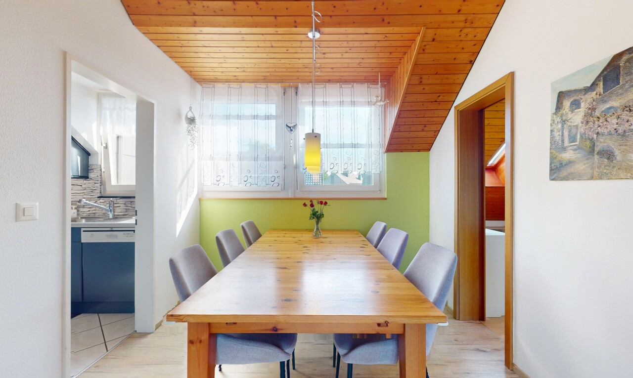 salle à manger avec plafond en bois, wood ceiling, lumière naturelle, natural light, et inside property