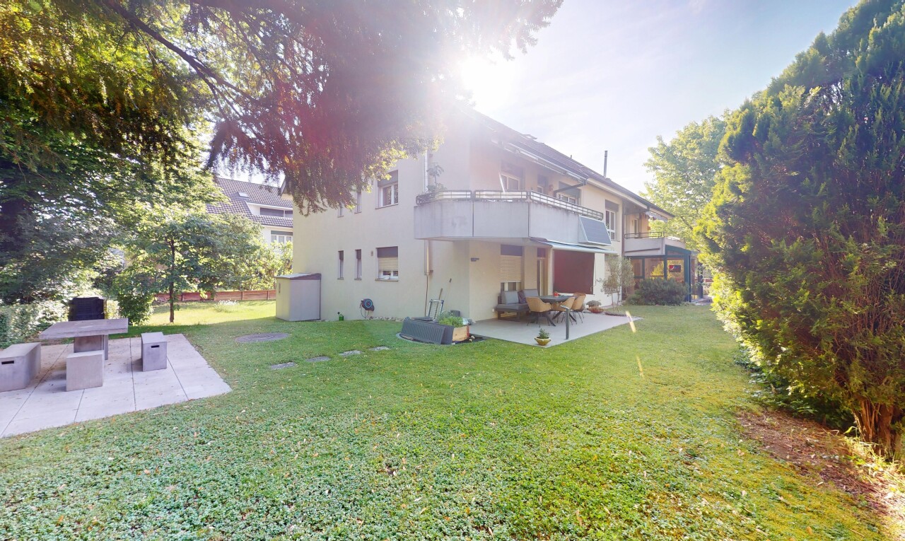 façade avec balcon, terrasse, pelouse, property visible, et bardage en stuc