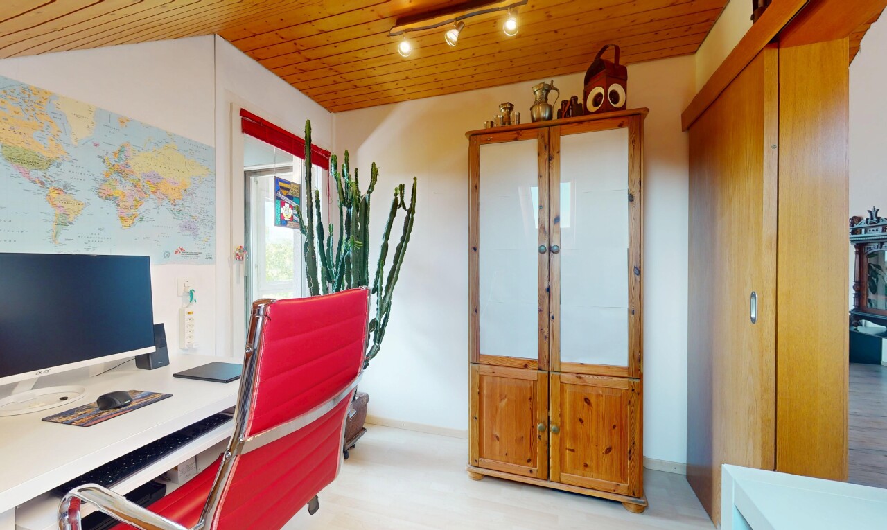 bureau avec télévision, inside property, cloison sèche, drywall, et plafond en bois