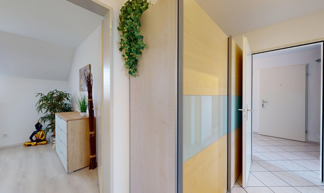 couloir avec inside property, cloison sèche, drywall, plafond voûté, et vaulted ceiling