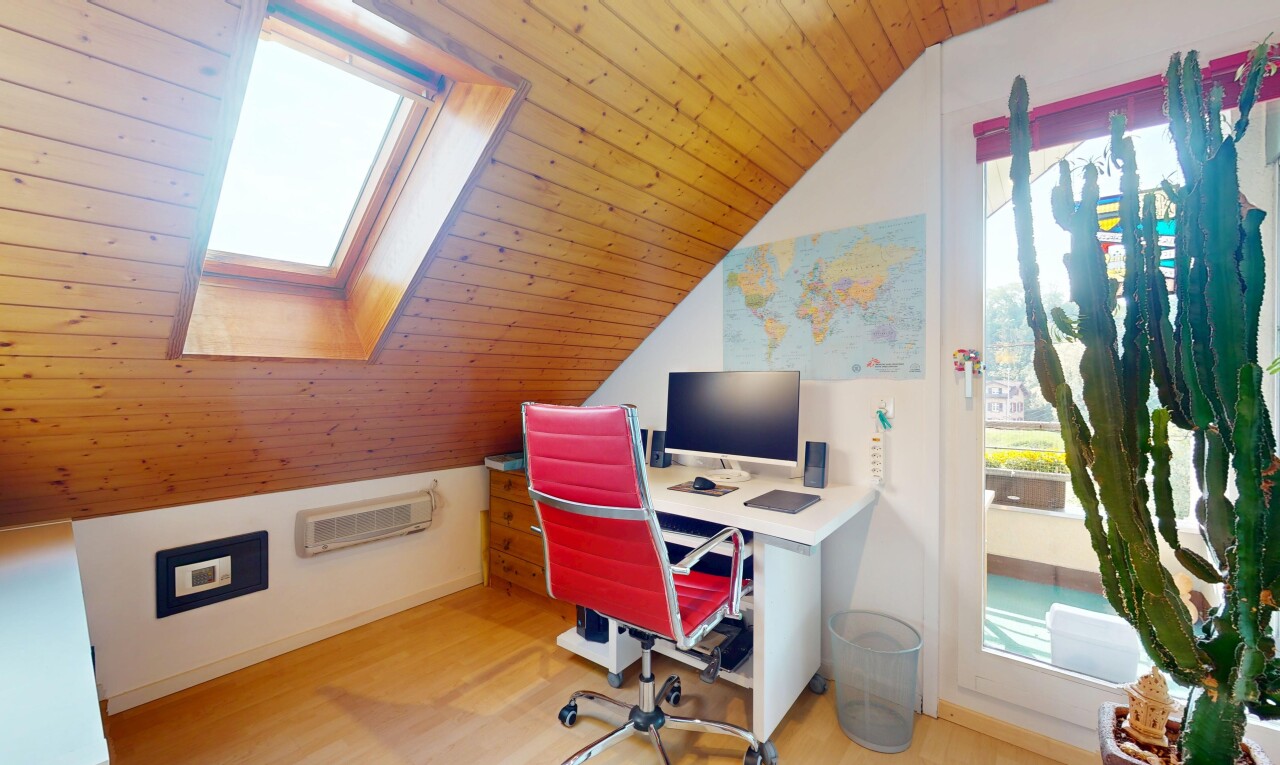 bureau avec télévision, pièce supplémentaire, puits de lumière, inside community, et plafond voûté