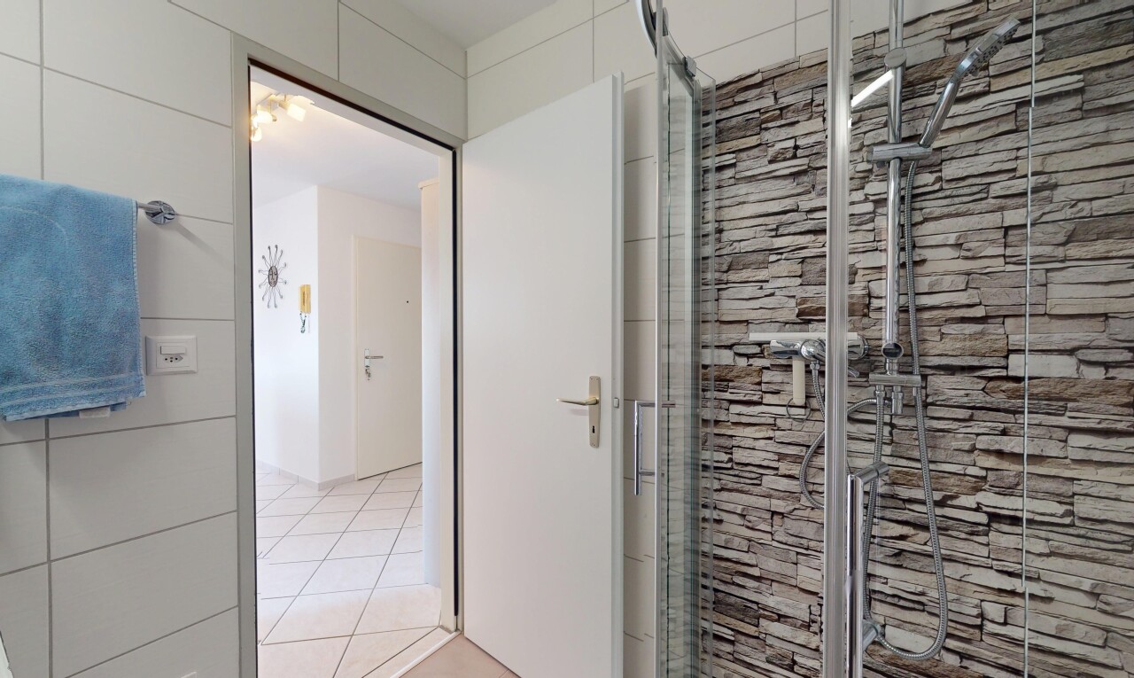 couloir avec inside property, sol en carrelage, et tile floor