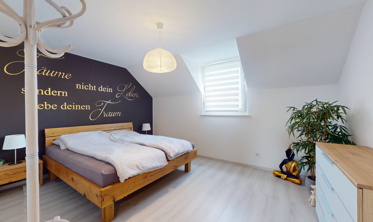 chambre avec pièce supplémentaire, inside property, sol en finition bois, wood finish floor, et cloison sèche