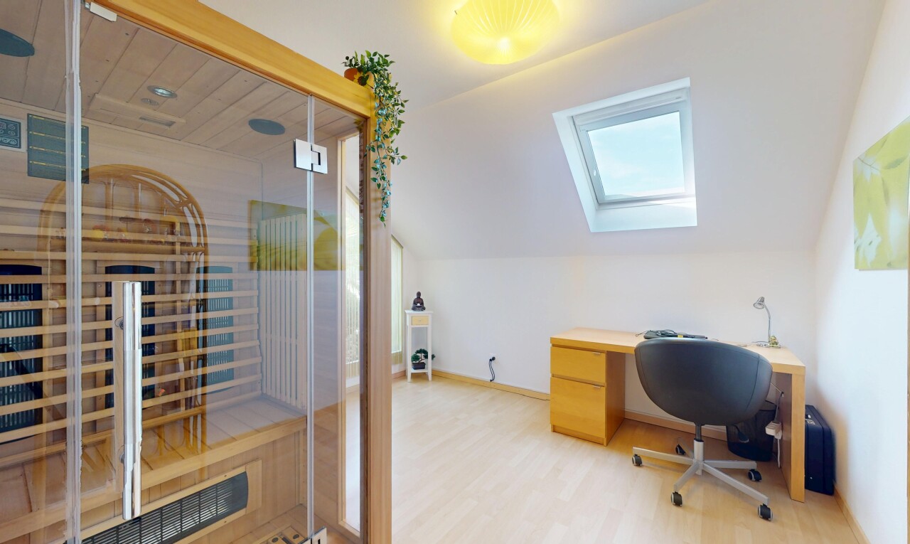 bureau avec puits de lumière, sauna, inside property, cloison sèche, et drywall
