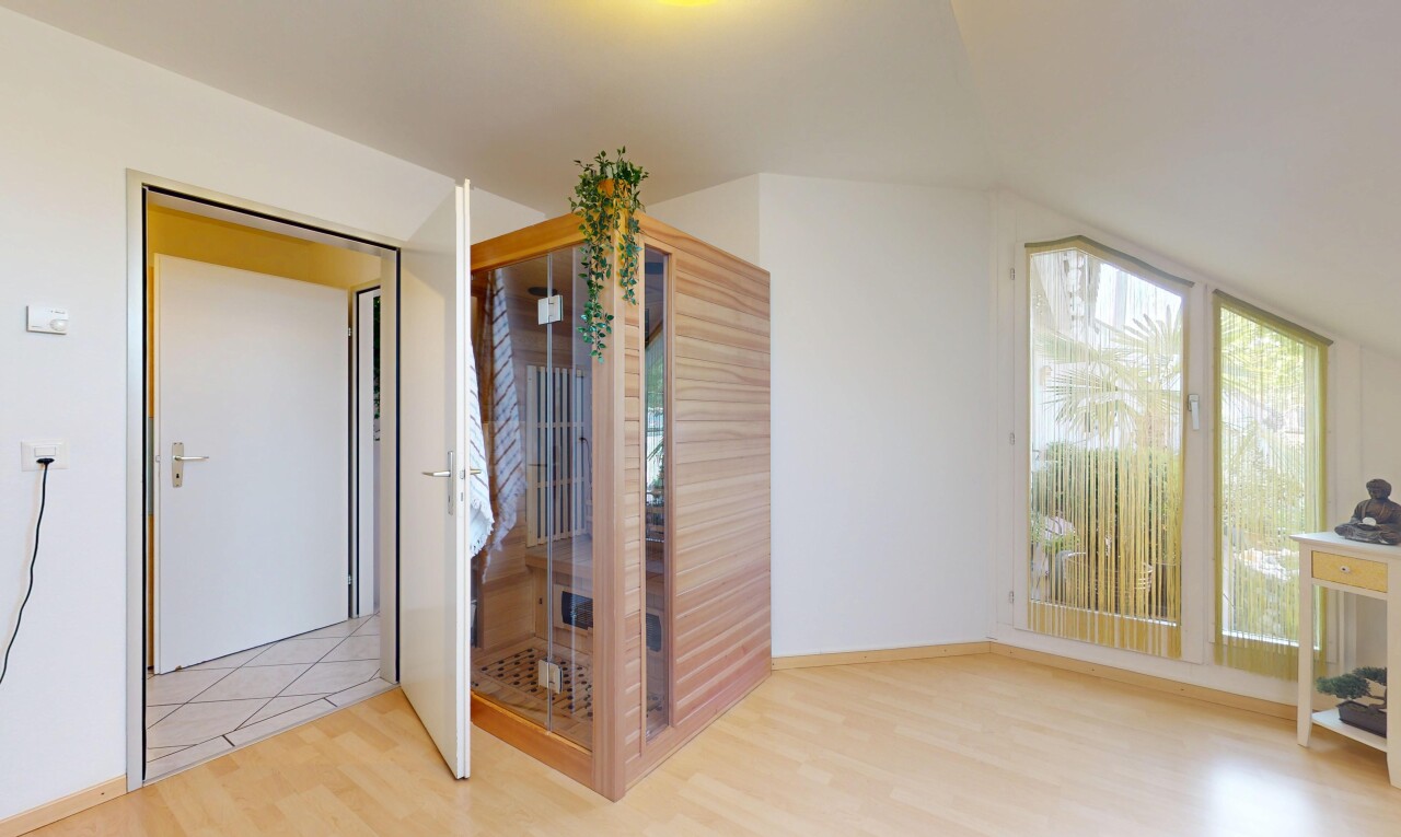 pièce vide avec lumière naturelle, natural light, sol en finition bois, wood finish floor, et cloison sèche