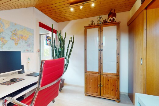 bureau avec télévision, inside property, cloison sèche, drywall, et plafond en bois
