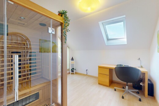 bureau avec puits de lumière, sauna, inside property, cloison sèche, et drywall