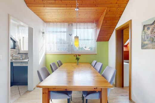 salle à manger avec plafond en bois, wood ceiling, lumière naturelle, natural light, et inside property