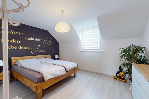 chambre avec pièce supplémentaire, inside property, sol en finition bois, wood finish floor, et cloison sèche