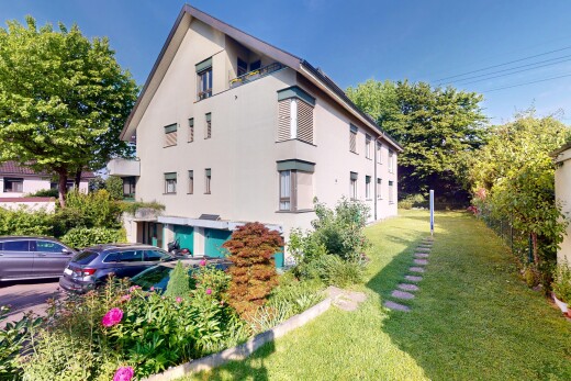 façade avec property visible, pelouse, bardage en stuc, et day time