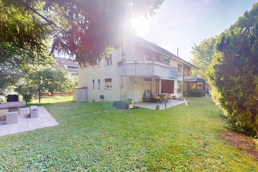 façade avec balcon, terrasse, pelouse, property visible, et bardage en stuc