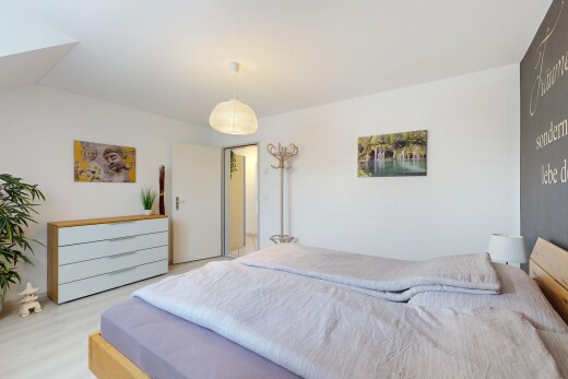 chambre avec cloison sèche, drywall, sol en finition bois, wood finish floor, et inside property
