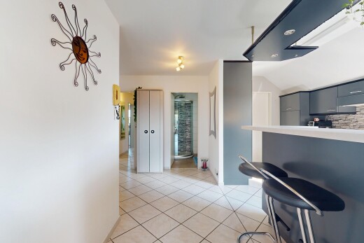 couloir avec inside property, cloison sèche, drywall, sol en carrelage, et tile floor