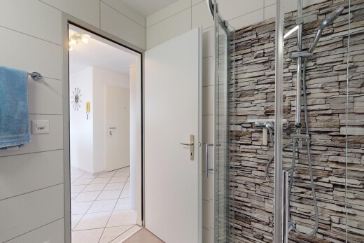 couloir avec inside property, sol en carrelage, et tile floor