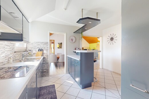 cuisine avec plaque de cuisson, inside property, dosseret, backsplash, et sol en carrelage