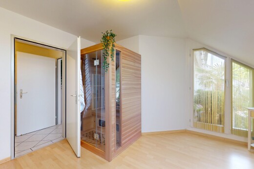 pièce vide avec lumière naturelle, natural light, sol en finition bois, wood finish floor, et cloison sèche