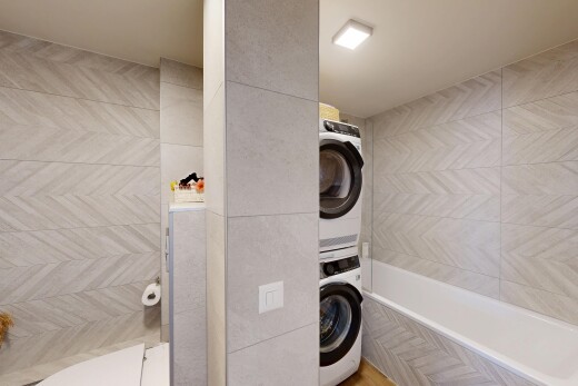 wäschekammer mit waschturm, tile wall, fliesenwand, light floor, und inside property