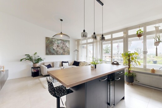 küche mit öffnet sich zum wohnraum, opens to living area, arbeitsfläche, butcher block countertops, und küchenbar