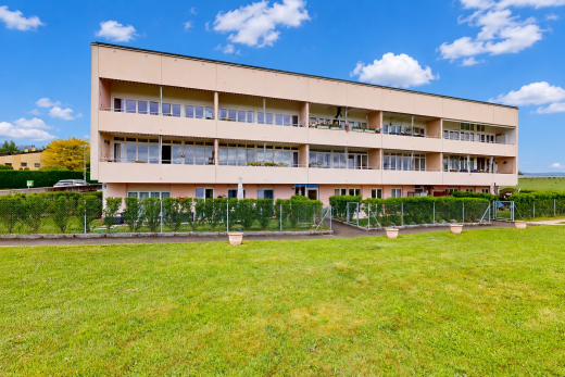 außenansicht mit blick auf wohnanlage, apartment complex view, day time, und from community