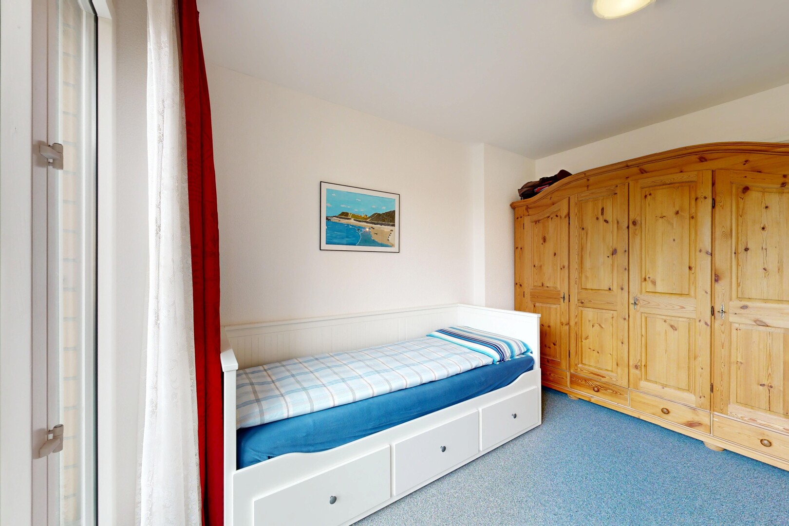 zimmer / schlafzimmer mit drywall, gipskartonwand, carpet, teppich, und inside property