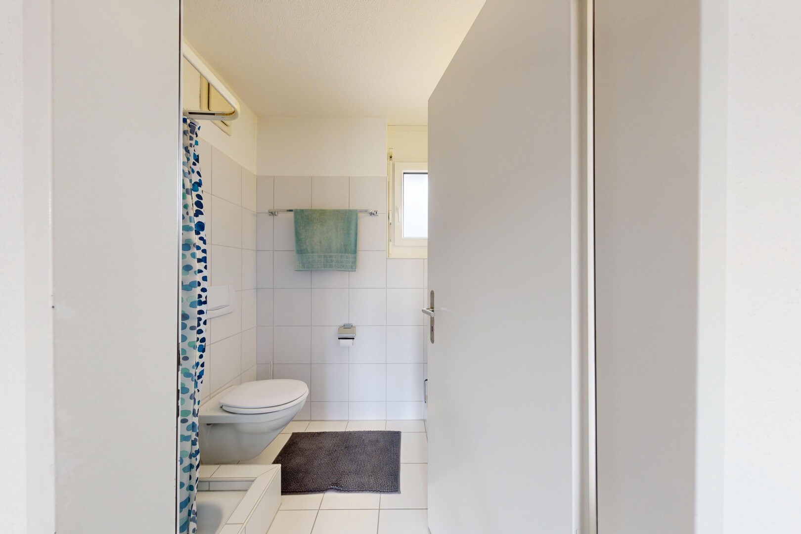 bad mit dusche, komplettes badezimmer, tile wall, fliesenwand, und tile floor