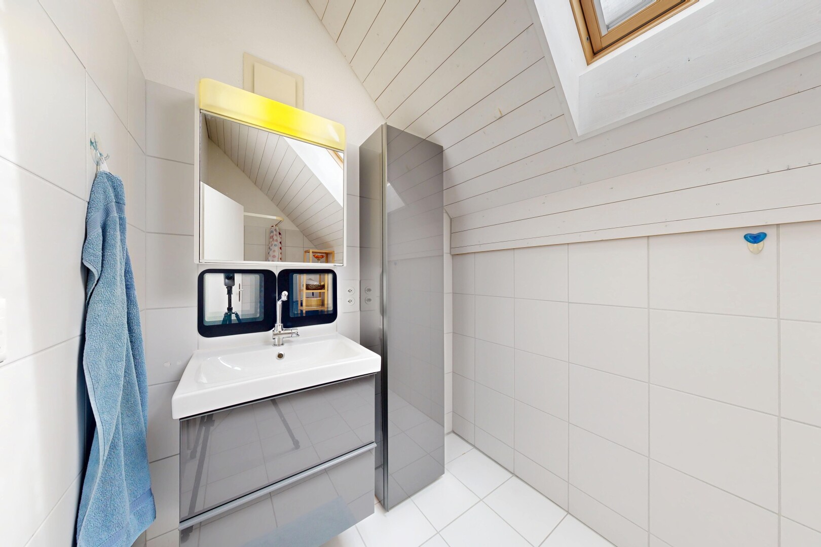 bad mit tile wall, fliesenwand, vaulted ceiling, dachschräge, und spiegel
