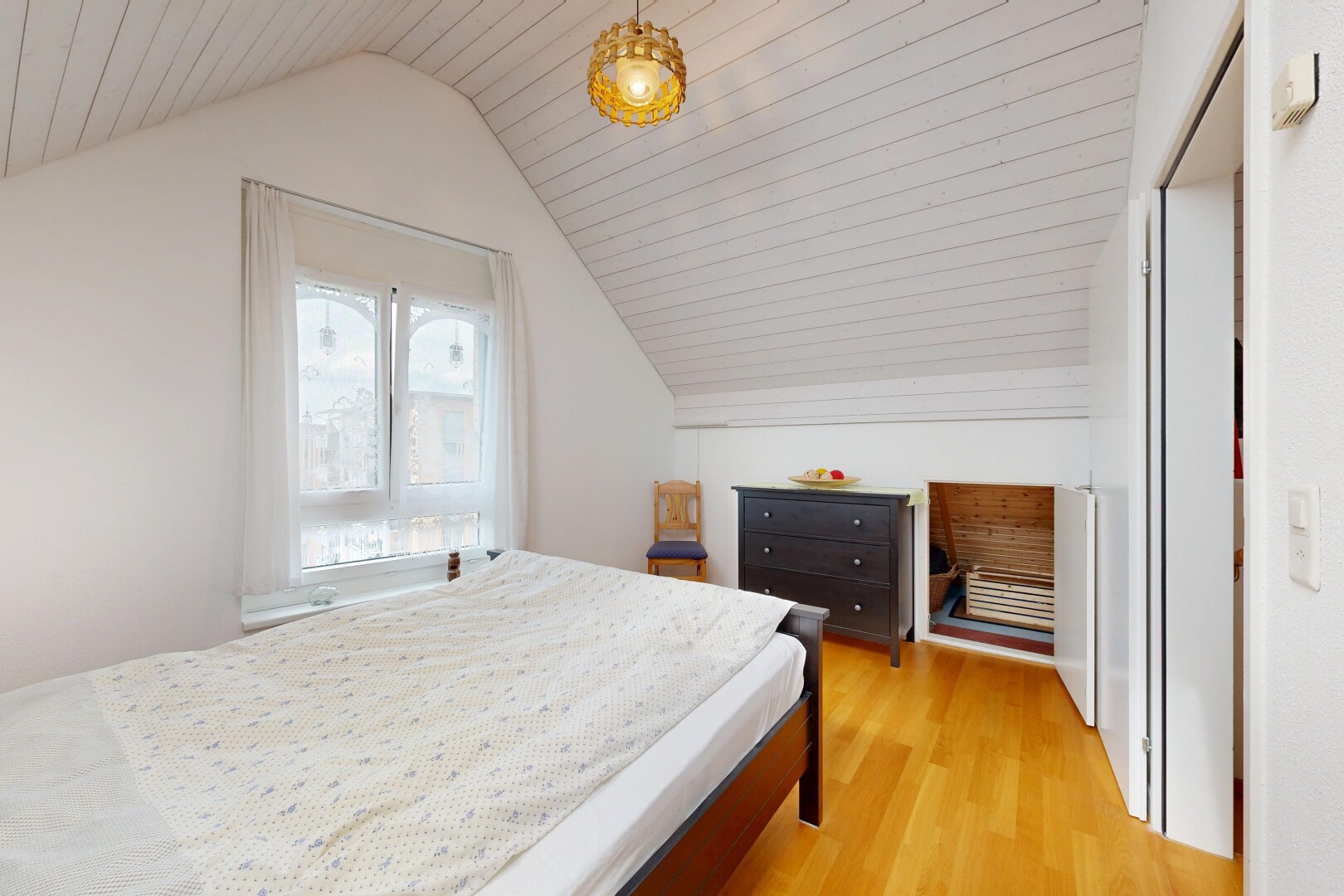 zimmer / schlafzimmer mit holzfußboden, wood finish floor, zusätzliches zimmer, pendelleuchte, und dachschräge