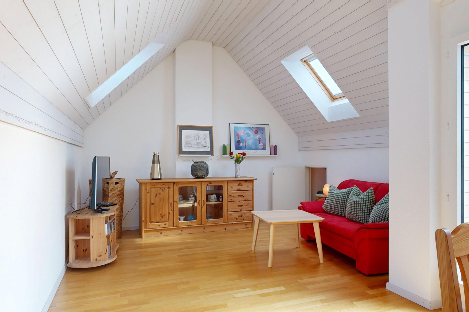 wohnzimmer mit dachfenster, zusätzliches zimmer, holzfußboden, wood finish floor, und gipskartonwand