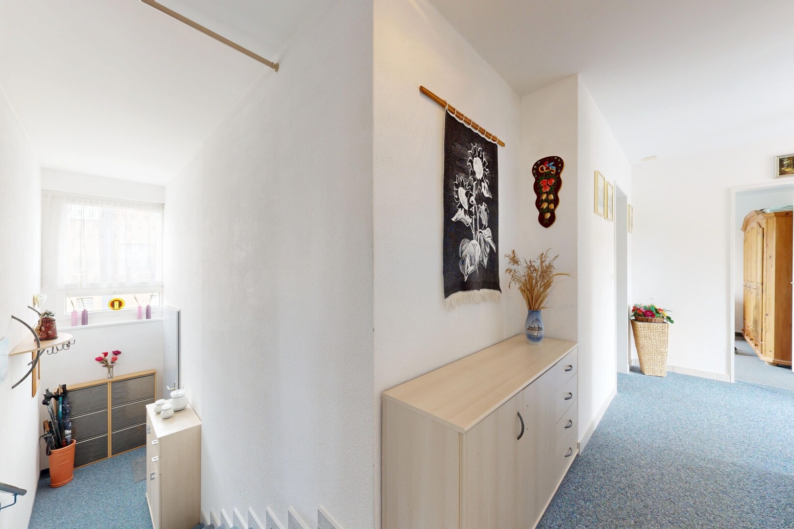 halle / korridor mit carpet, teppich, drywall, gipskartonwand, und inside property