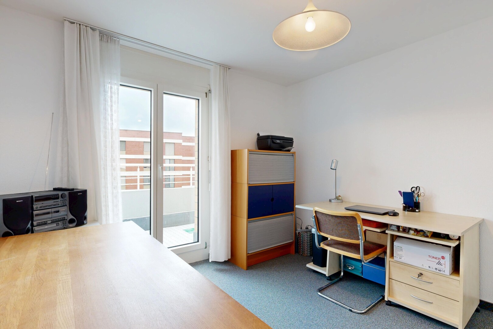 büro mit bürobereich, gipskartonwand, drywall, teppich, und carpet