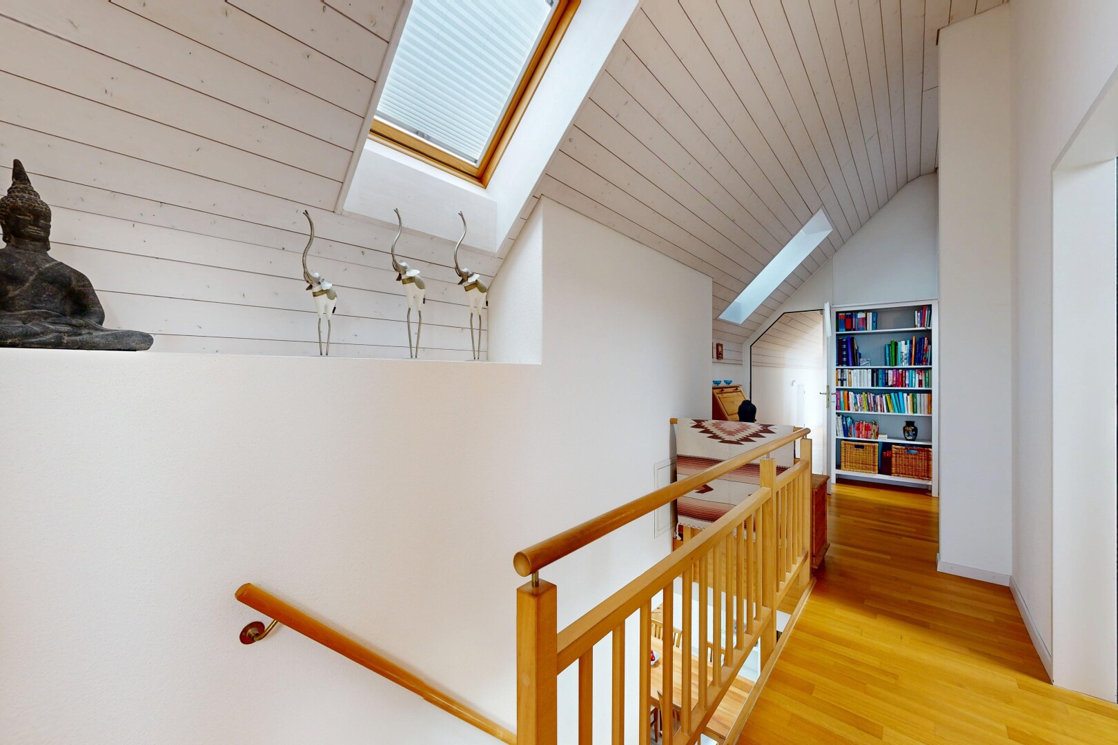 treppe mit dachfenster, wood finish floor, holzfußboden, wood ceiling, und holzdecke