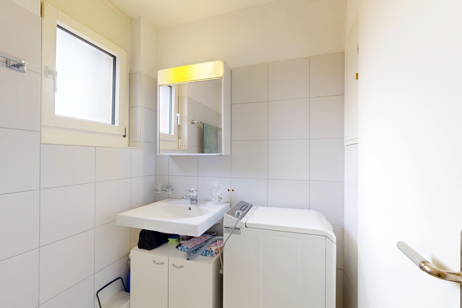 bad mit tile wall, fliesenwand, spiegel, waschbecken, und tumbler