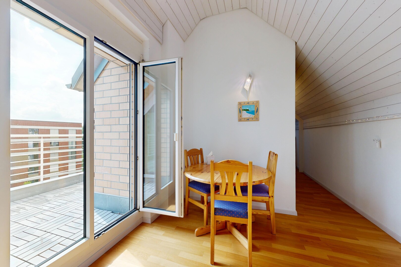 esszimmer mit holzfußboden, wood finish floor, gipskartonwand, drywall, und dachschräge