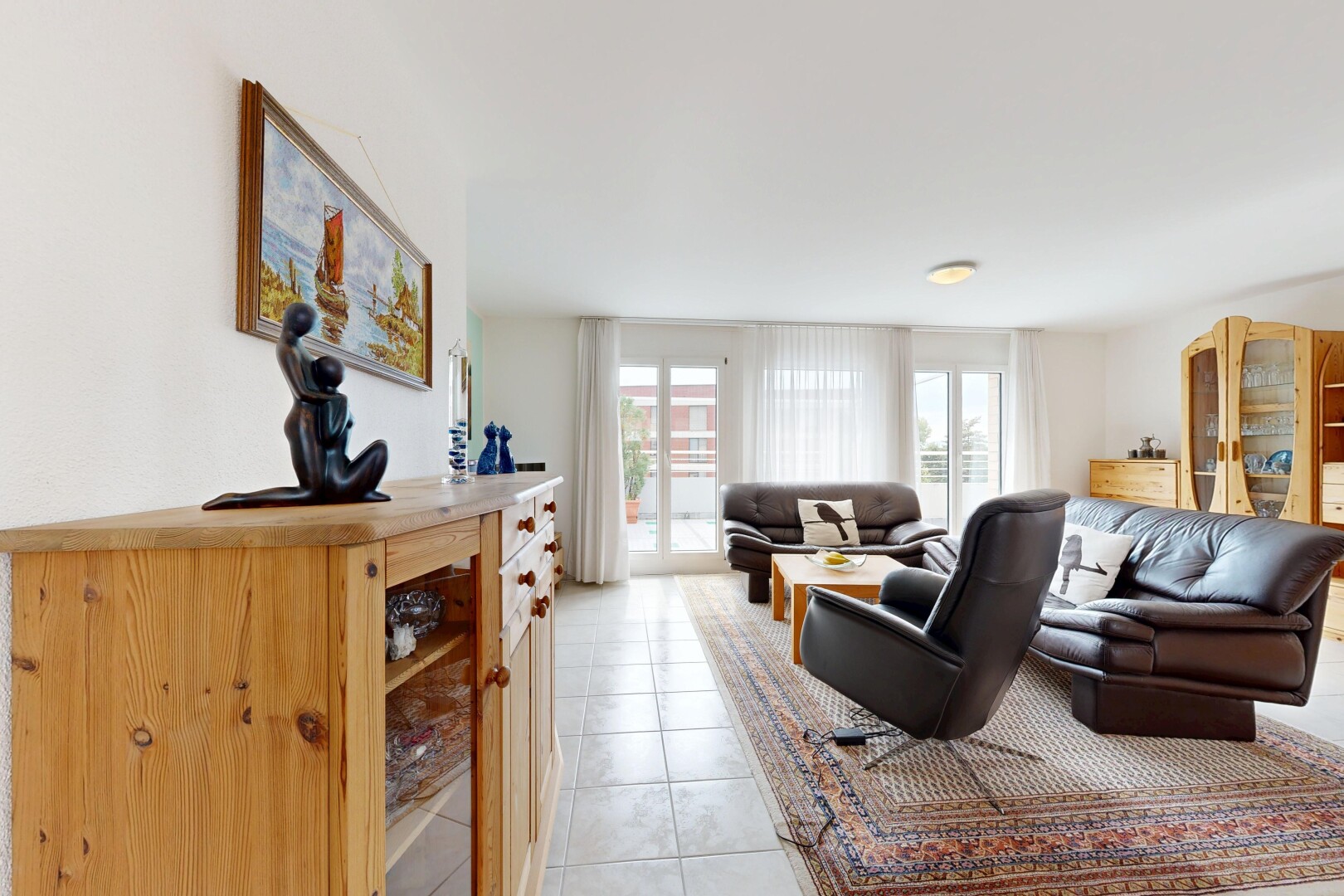 wohnzimmer mit fliesenboden, tile floor, gipskartonwand, drywall, und light floor