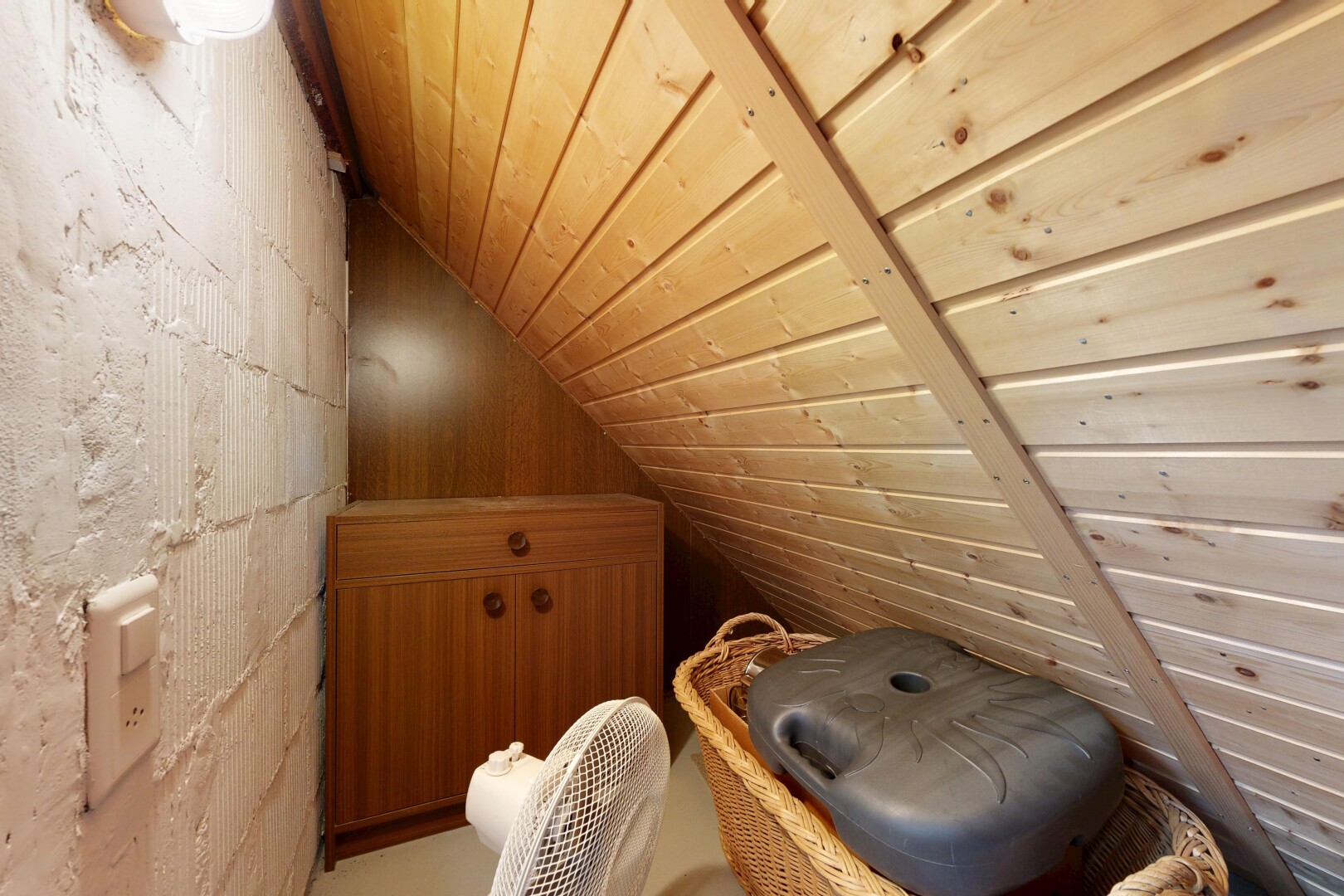 einzelheiten mit attic, attic / basement / garage, holzdecke, wood ceiling, und interior