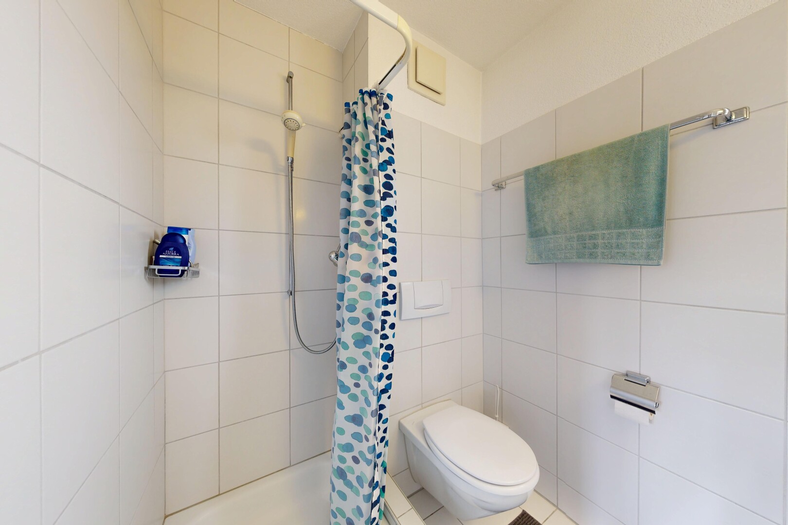 bad mit komplettes badezimmer, fliesenwand, tile wall, und inside property