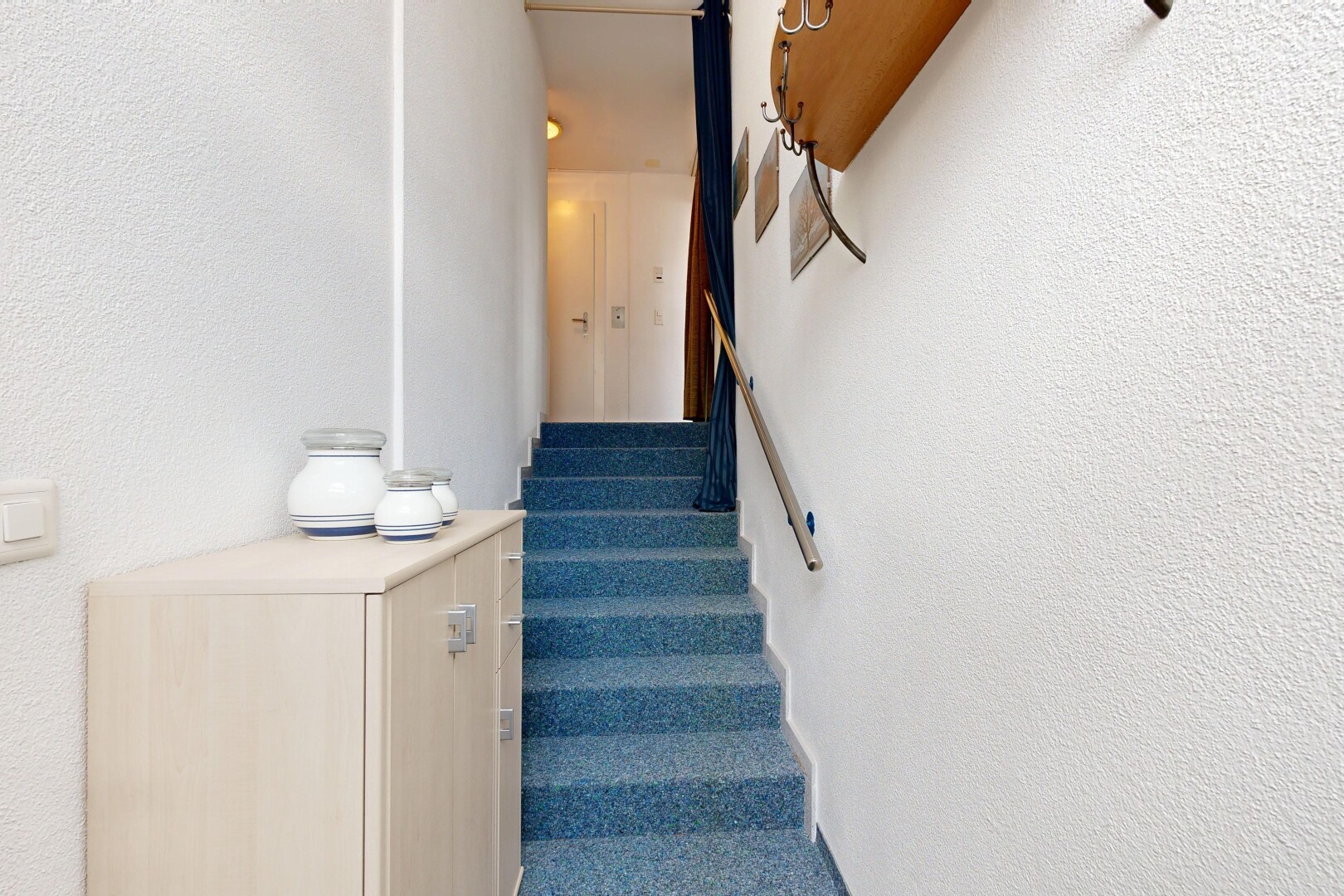 treppe mit carpet stairs, textured wall, strukturierte wand, treppen, und inside property