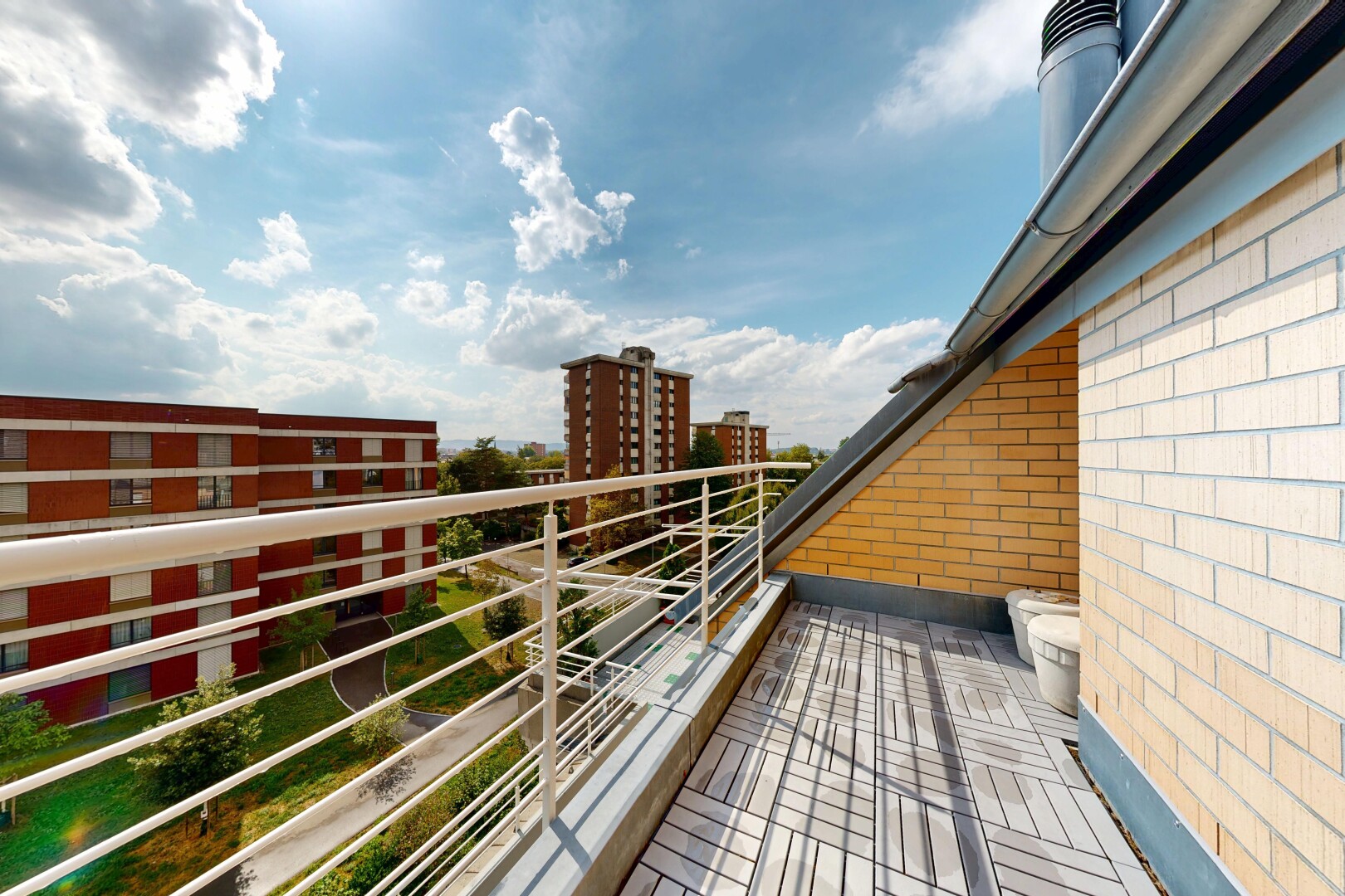 balkon mit from property, view focus, balkon, apartment complex view, und day time