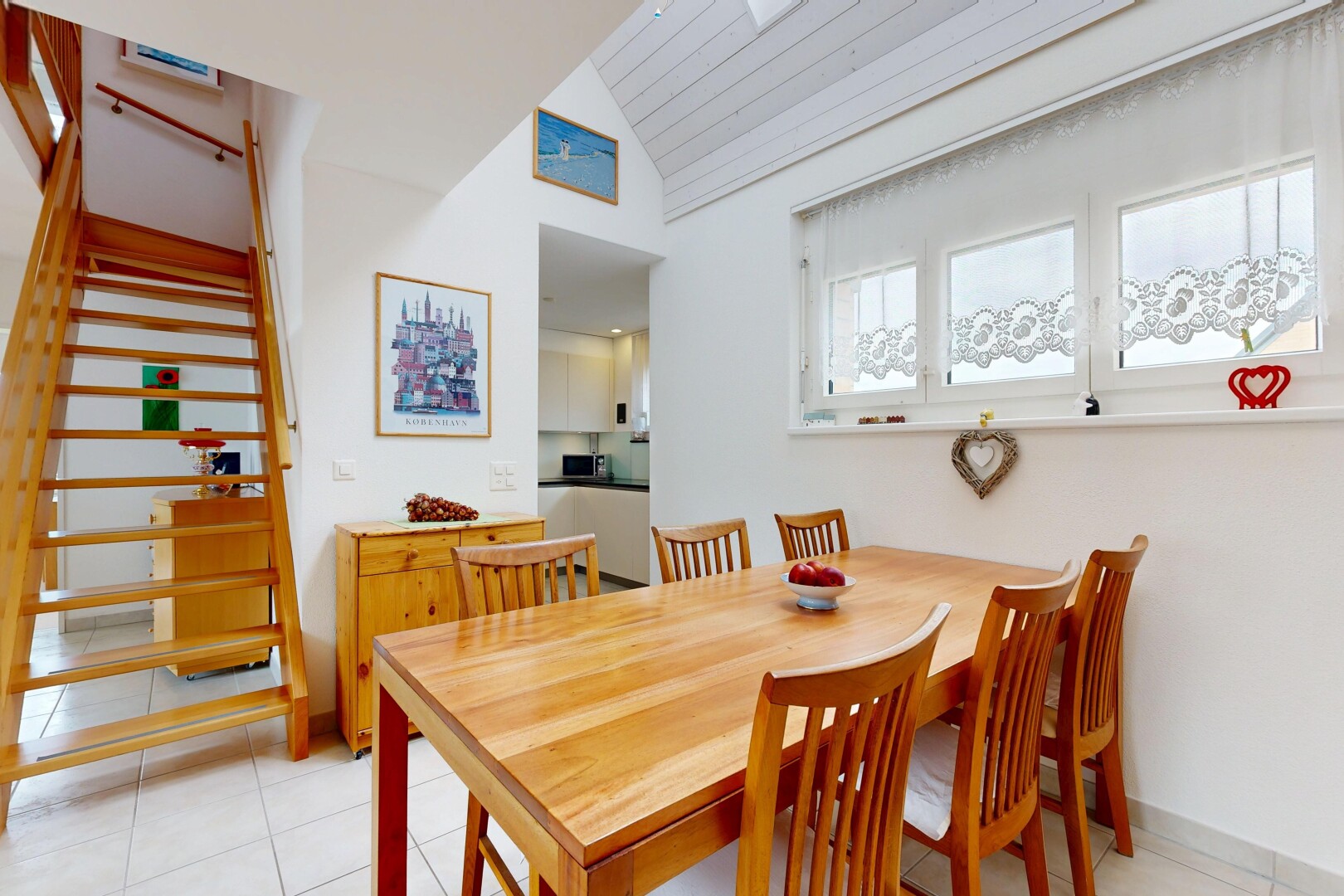 esszimmer mit treppen, gipskartonwand, drywall, dachschräge, und vaulted ceiling