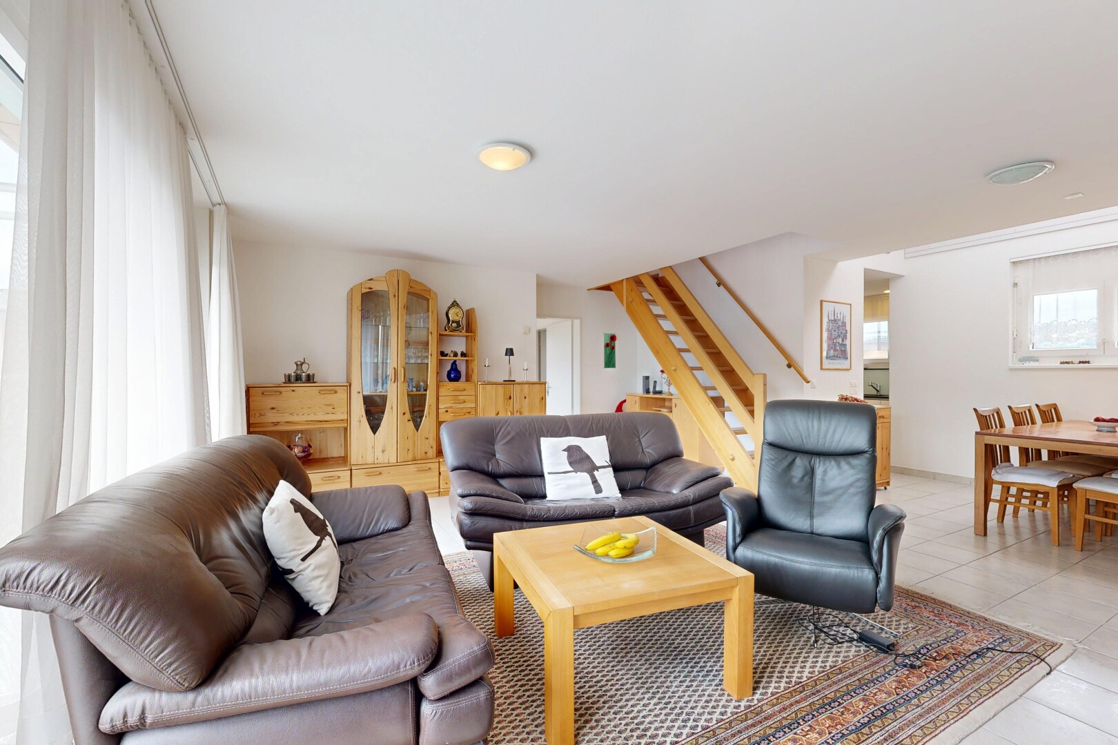 wohn- / esszimmer mit treppen, drywall, gipskartonwand, inside property, und tile floor