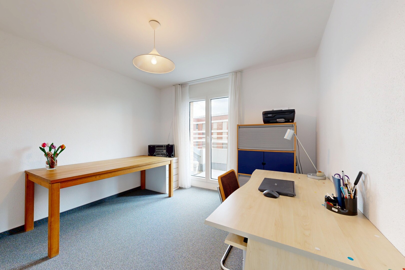 büro mit pendelleuchte, teppich, carpet, gipskartonwand, und drywall