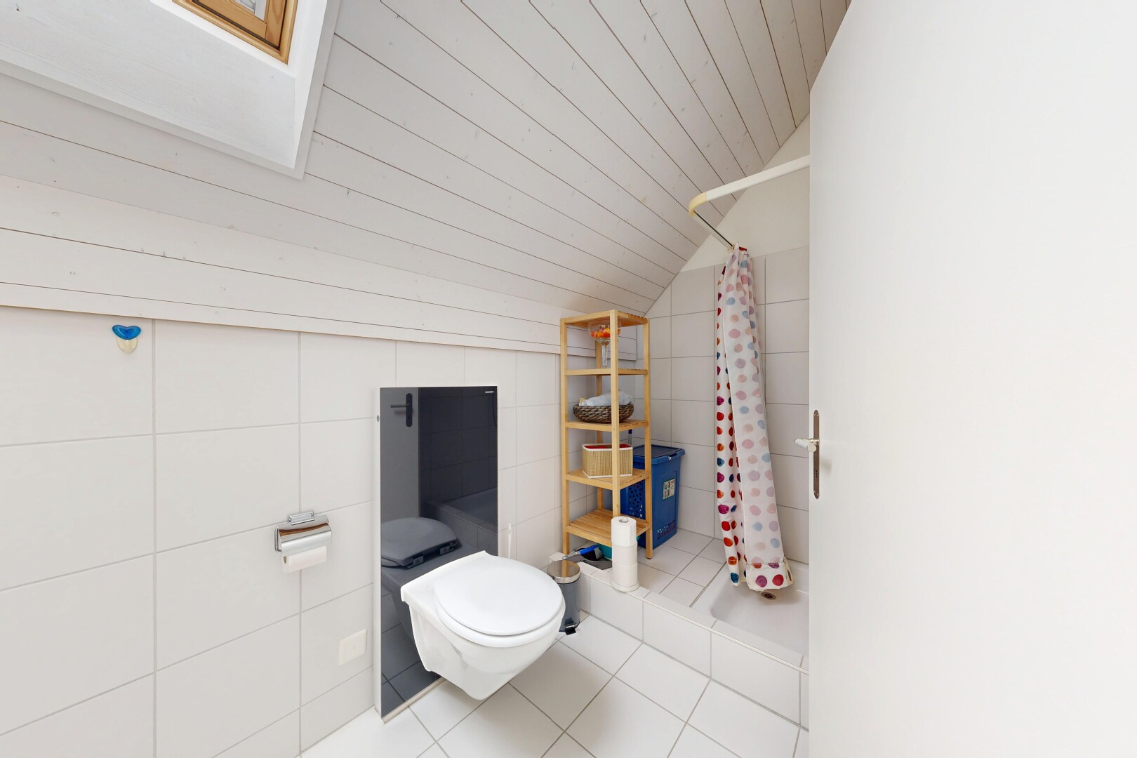 bad mit dusche, komplettes badezimmer, tile wall, fliesenwand, und vaulted ceiling