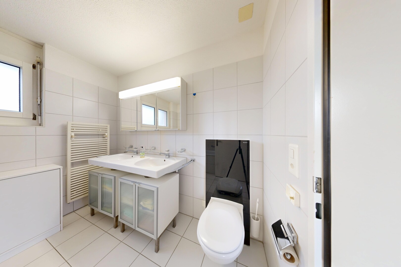 bad mit spiegel, fliesenwand, tile wall, kühler, und komplettes badezimmer