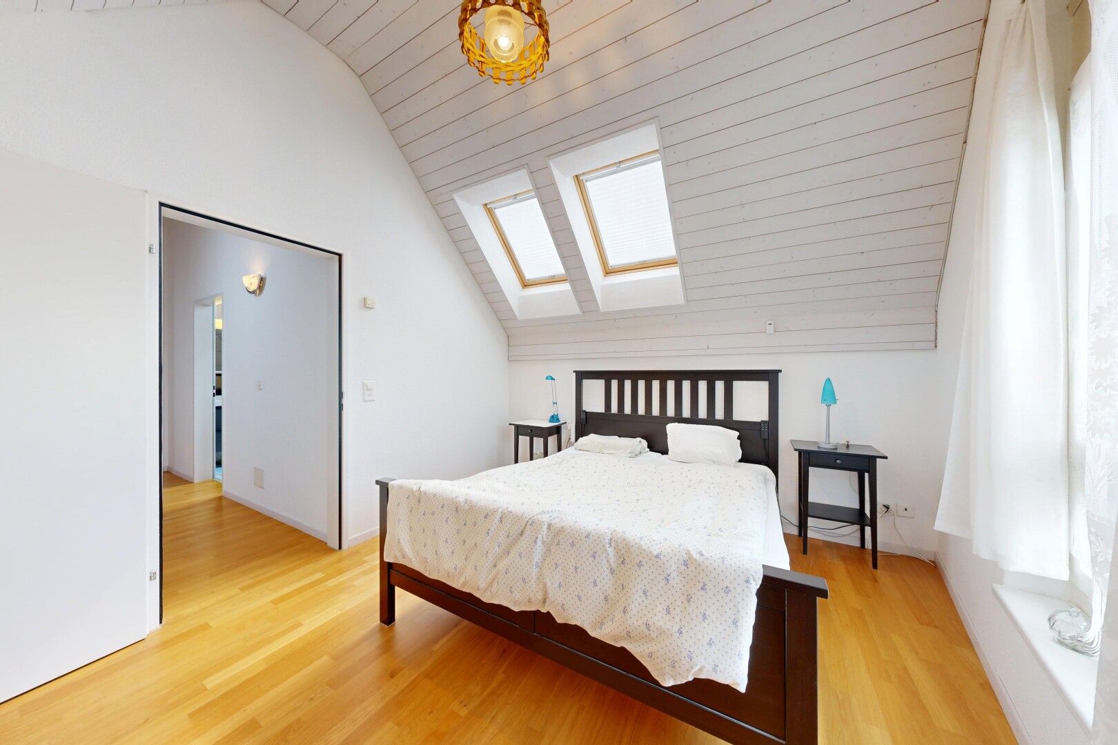 zimmer / schlafzimmer mit vaulted ceiling, dachschräge, natürliches licht, drywall, und gipskartonwand