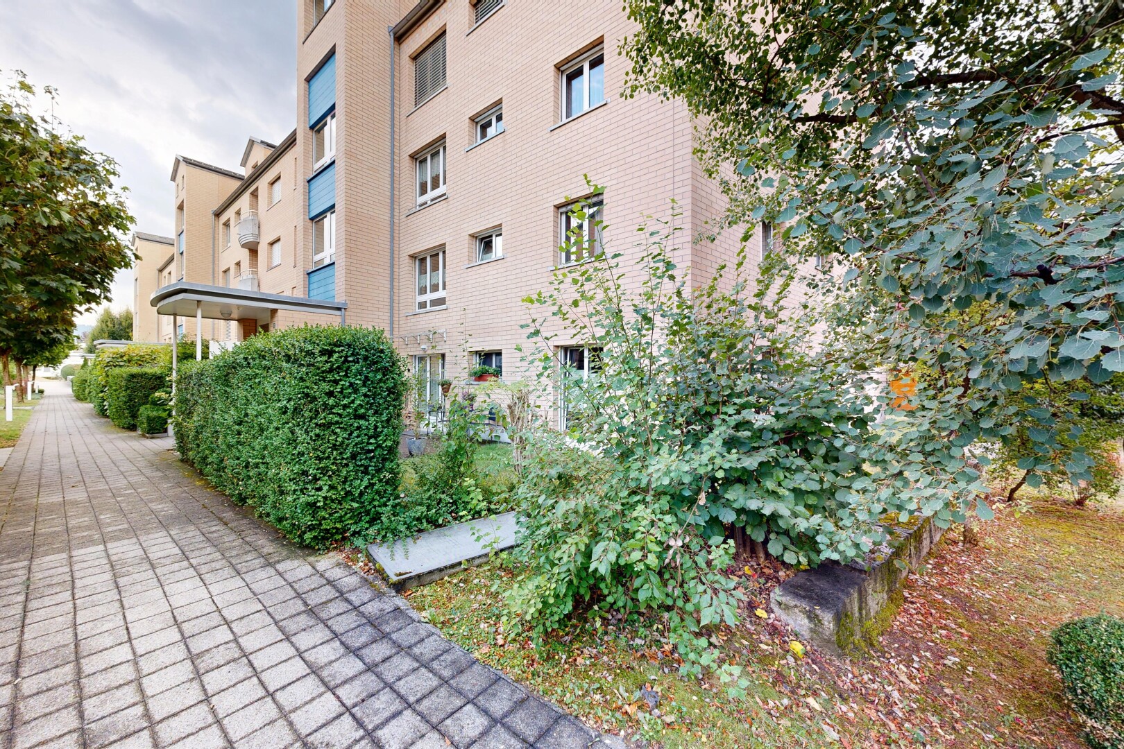 außenansicht mit blick auf wohnanlage, apartment complex view, und from community