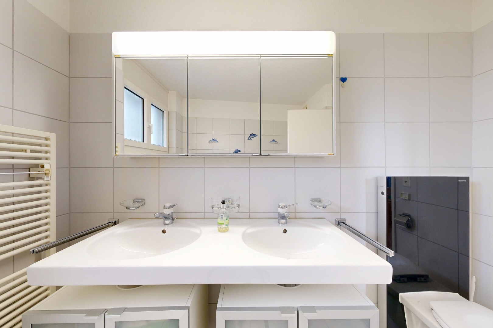 bad mit tile wall, fliesenwand, komplettes badezimmer, kühler, und spiegel