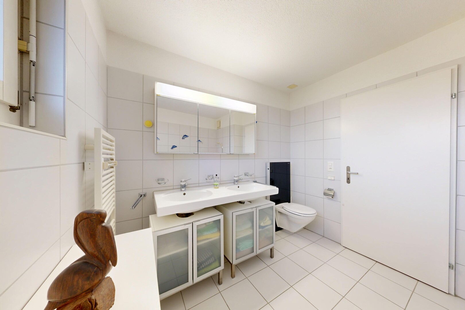 bad mit fliesenwand, tile wall, spiegel, komplettes badezimmer, und inside property