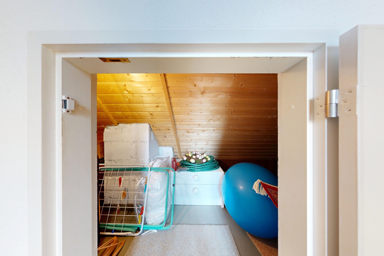 zimmer / schlafzimmer mit inside property, holzdecke, und wood ceiling
