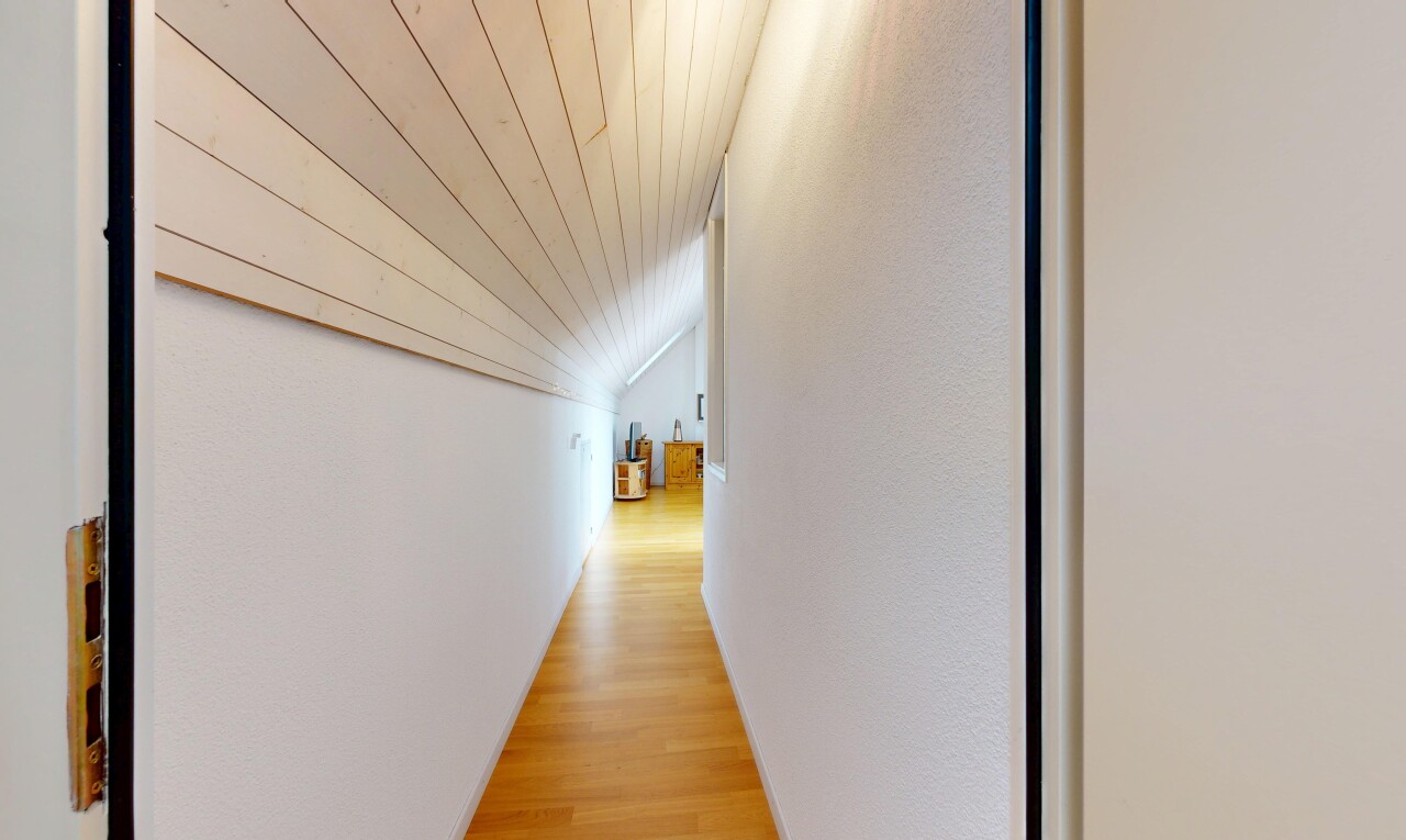 halle / korridor mit wood ceiling, holzdecke, wood finish floor, holzfußboden, und high end ceiling